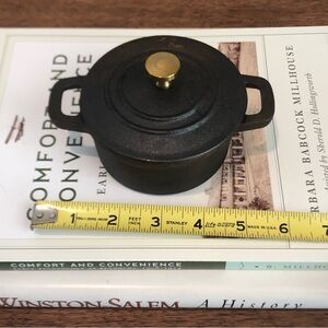 Crofton min Dutch oven 8oz cast iron with lid